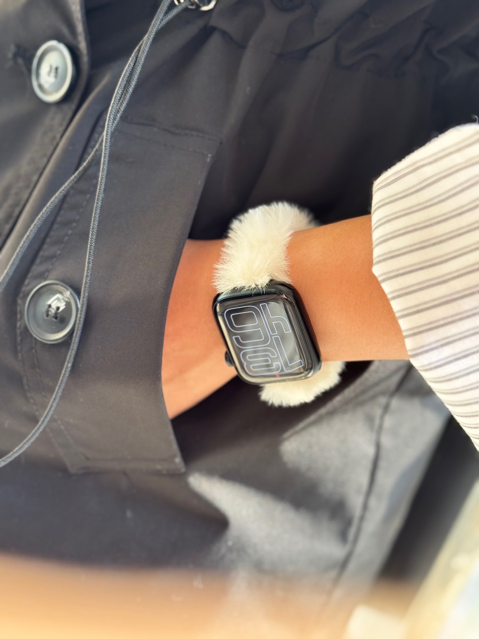 بند اپل واچ خز دار سفید